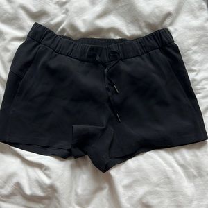 Lululemon On The Fly drawstring short with pockets
